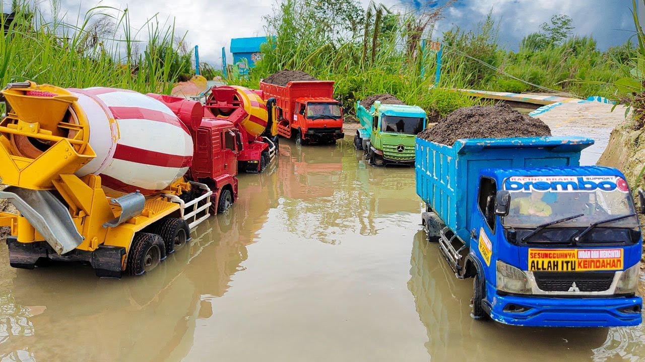 Gass Pool Truk Canter HD-X Fuso Oleng Muatan Kayu Glondongan , Rc Excavator Capit Loading Kayu
