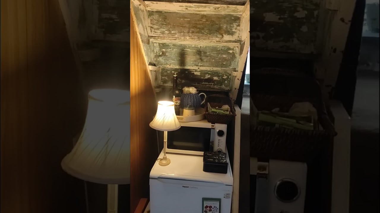 Is this the tiniest Cottage Kitchen. Tiny kitchen tour.