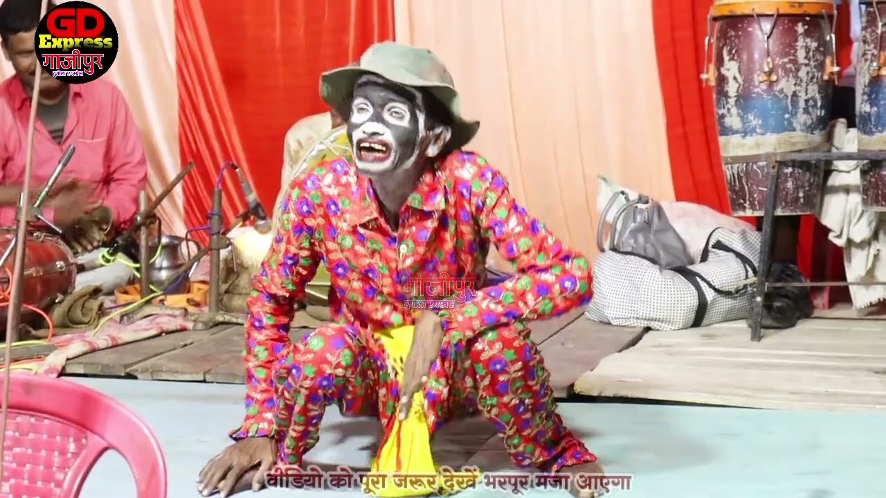 Bhar mandali Nach Mein Jogan hai naachne wali korandi kahan to usne Khoob Laat juton se mara