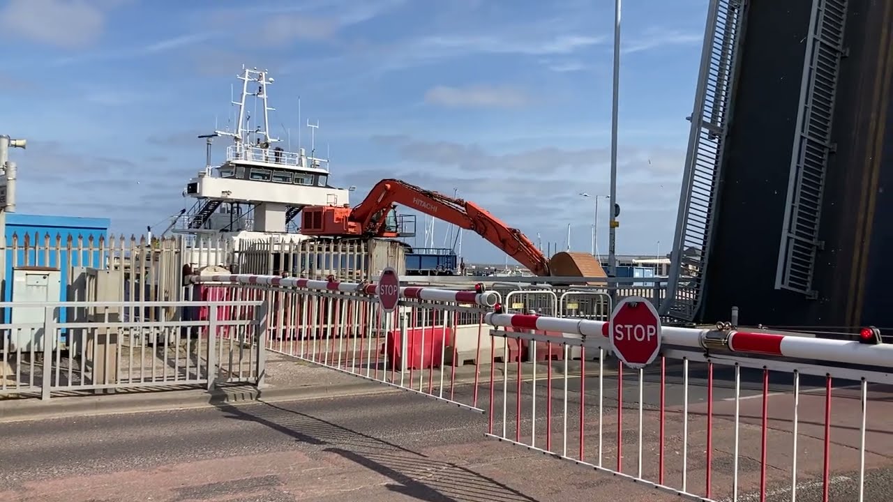 Bascule Bridge Lowestoft rises