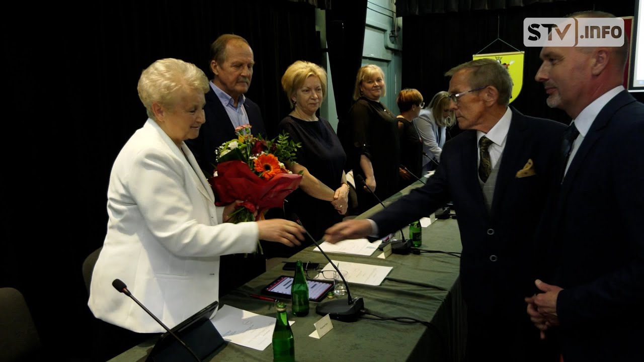 Pierwsza sesja w Ożarowie. Radni i burmistrz złożyli ślubowanie