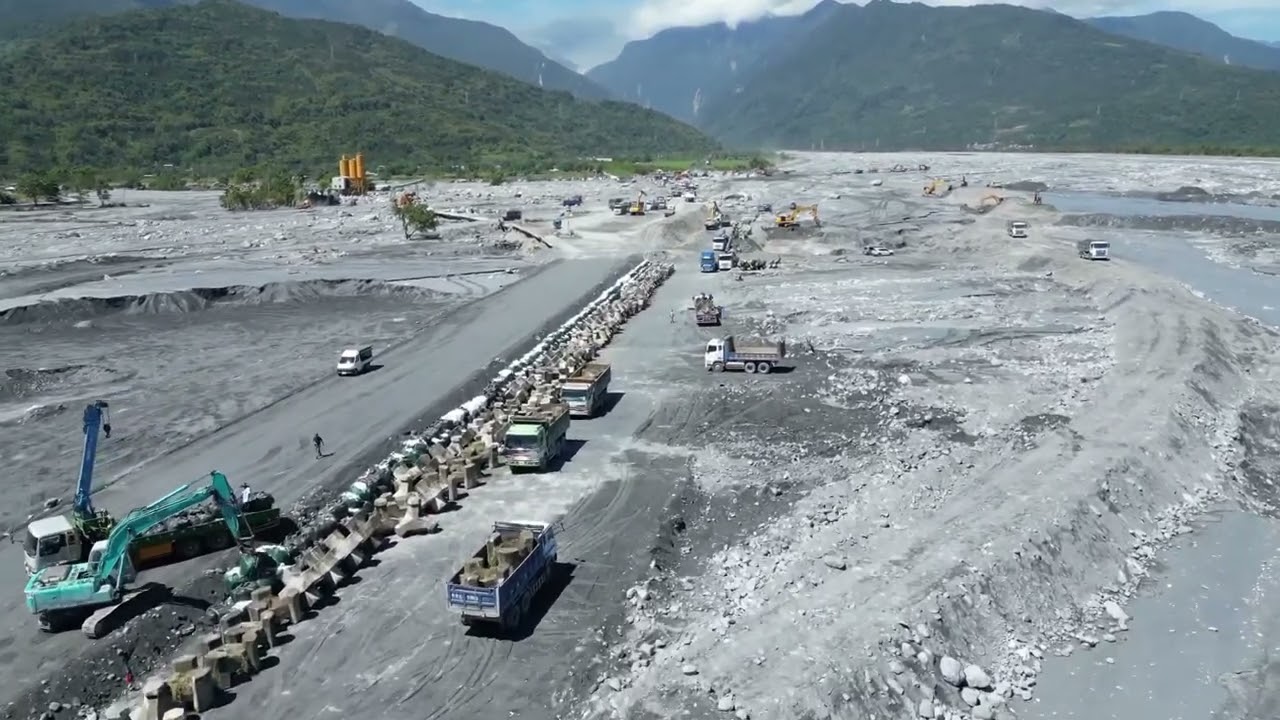 佐拉在花蓮光復空拍馬太鞍溪的施工現場￼