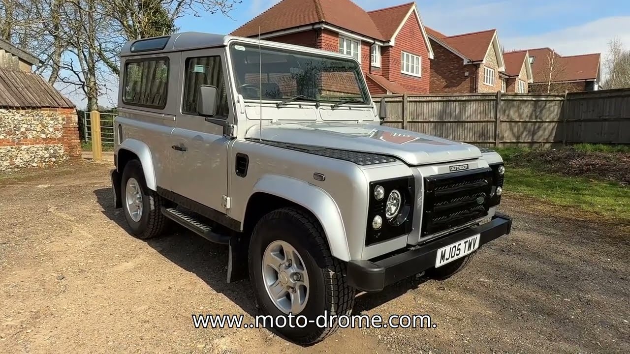 Продаётся универсал Land Rover Defender 90 TD5 XS 2005 года на мотодроме.