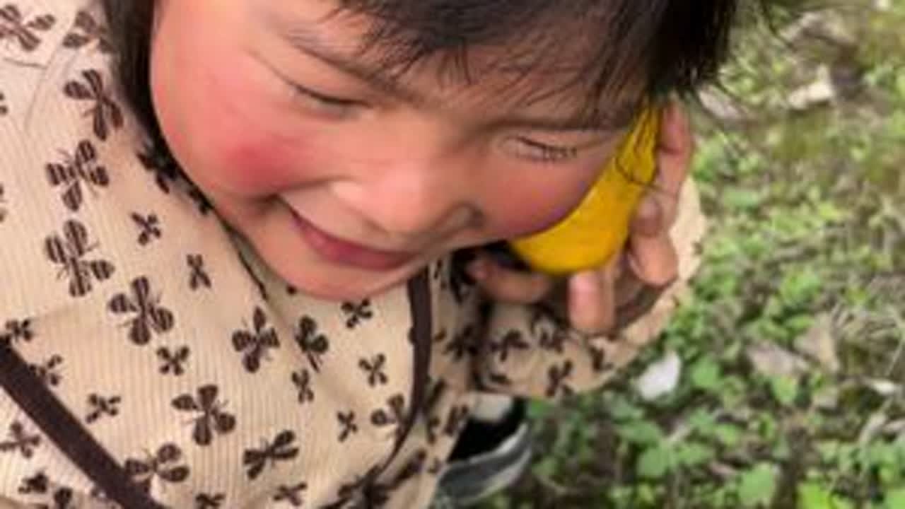 今天公公拉橘子下车的时候差一点点就从车上摔下来了，把我吓到了，橘子卖了一半了，今年收成不好，谢谢大家的支持，我们负责把真正绿色健康的水果送到大家手里