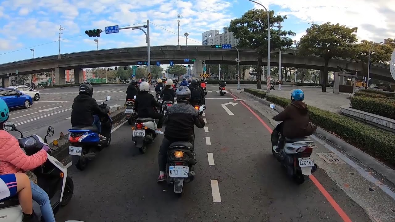 【其邁看這裡 🏍 EP.65】你看喔！這條路的右轉道，有跟沒有一樣！根本不需要... #高雄市政府交通局 @Chimaichen