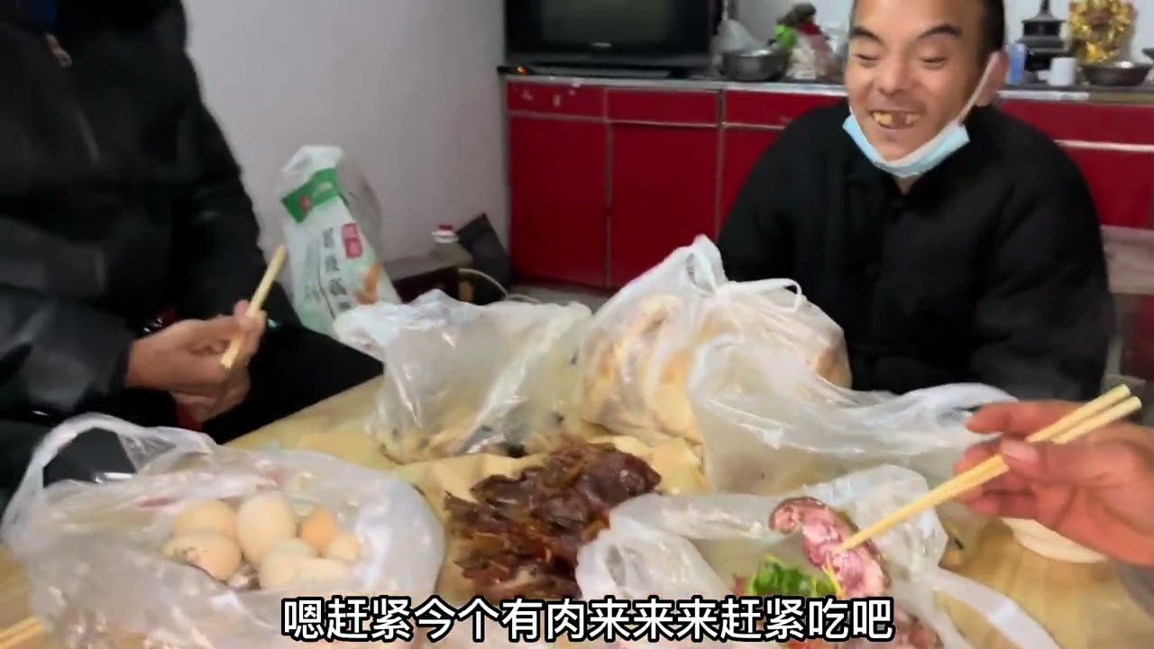 树杭爸非让留下来吃饭！树杭摆场！红伟一口气吃七八个毛鸡蛋！ #我的乡村生活 #传递温暖