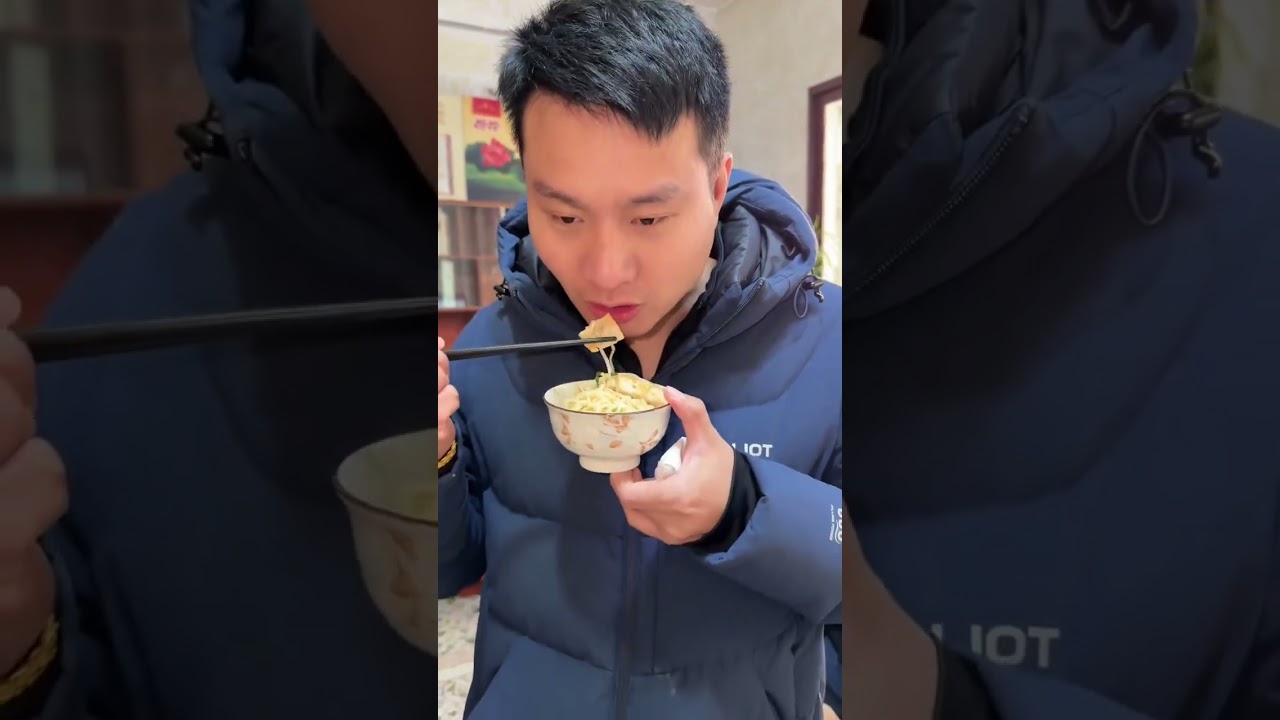 今天中午做了炒面，家公还没吃就说很好吃！！哈哈哈 婆婆实力护儿子，家公说老牛去天台浇小番茄，明明三颗连在一起就偏偏就浇两颗，婆婆说，这样才对，因为三颗都长得太好到时候吃不完会浪费哈哈哈哈，公公说家里没