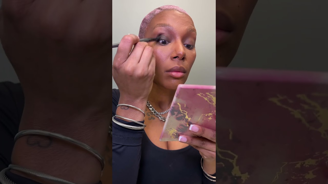 Iconic Blue Brown pigment by MAC Cosmetics #eyeshadowtutorial #browngirlmakeup #eyeshadowtutorial