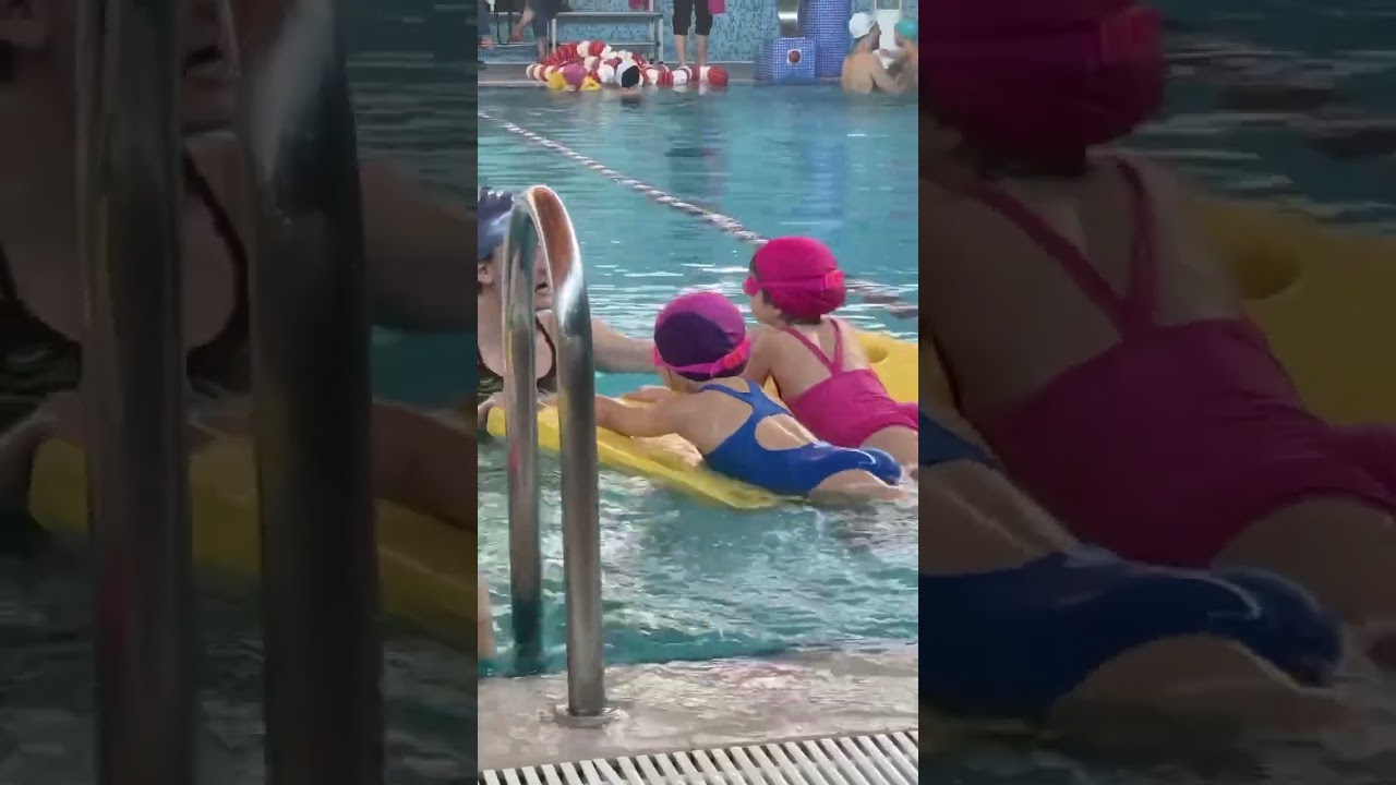 Il corso di nuoto &egrave; troppo divertente 4 anni e mezzo #bambini #nuoto #scivolo #swimming #nuotare