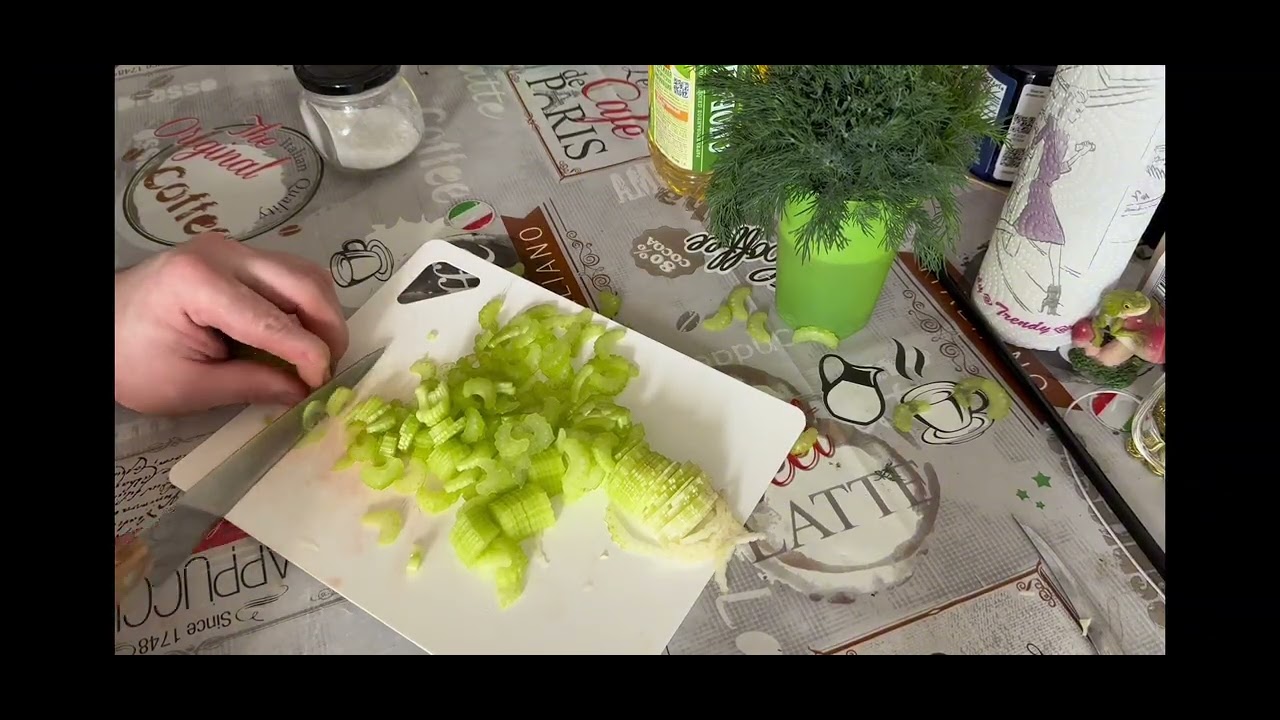 Салат из капусты,сельдерея и укропа! 