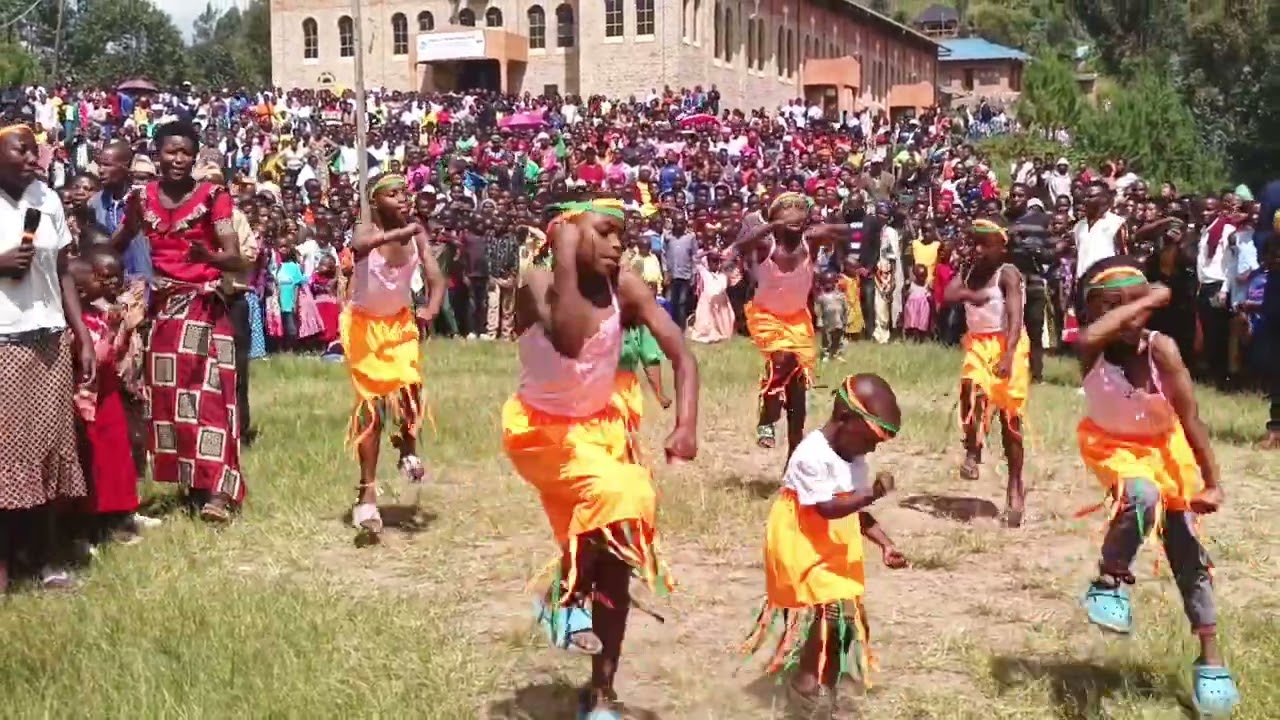 Abana bishimiye umunsi mukuru wa Paruwasi Kanaba waragijwe Mutagatifu Fransisiko Saveri!!