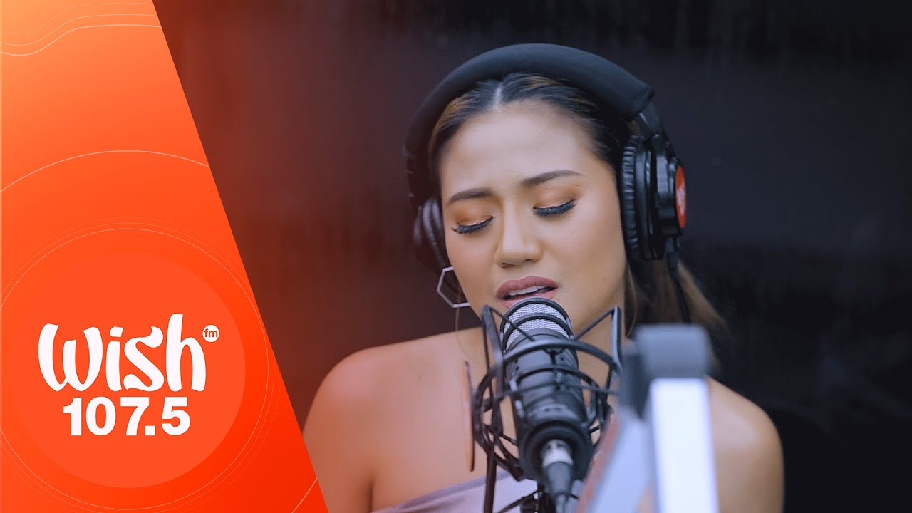 Morissette performs 