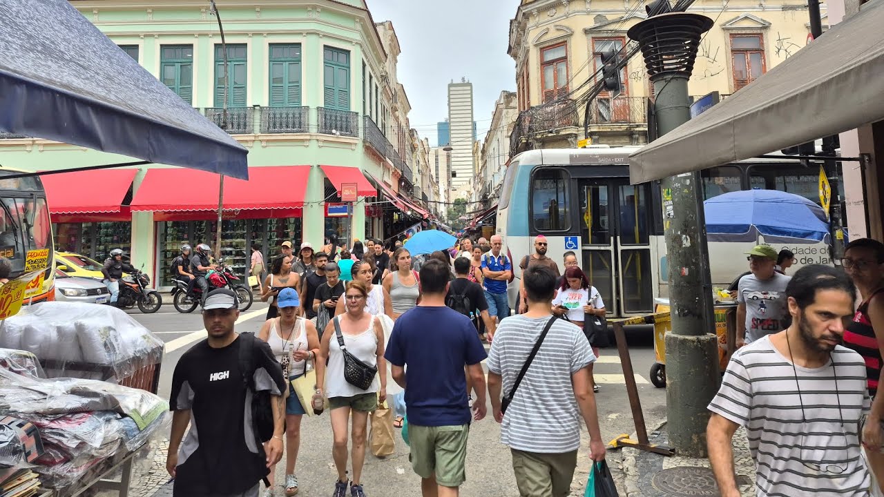 Rua Senhor dos Passos no Saara lotado para o Carnaval. 🎉🥳
