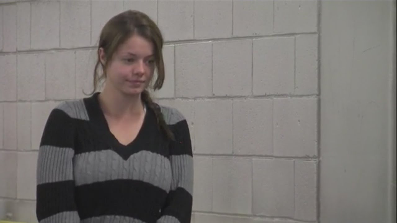Elizabeth Johnson walks into 4th Avenue Jail