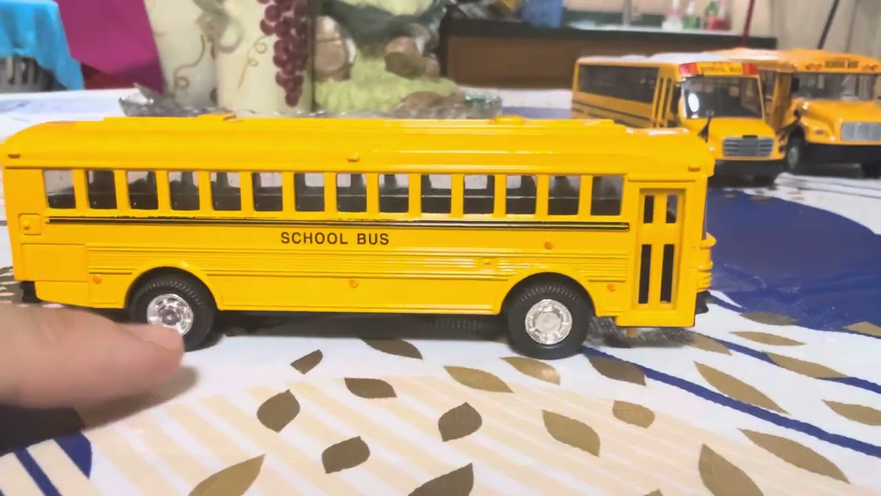 Thomas MVP ER School Bus Model by Shing Fat Ltd Review & Comparison