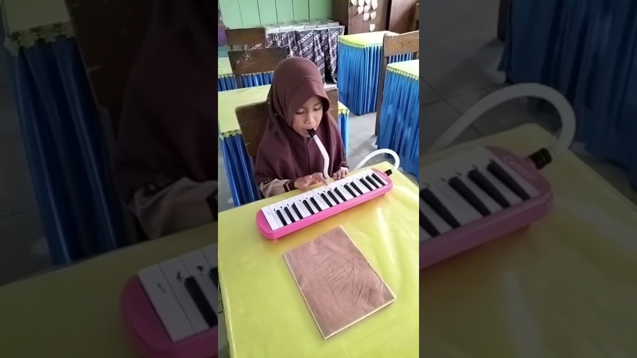 si kakak naura belajar main piano tiup.