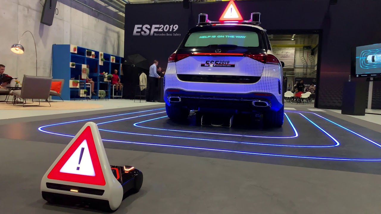Mercedes-Benz ESF 2019 mit Warndreieck-Roboter