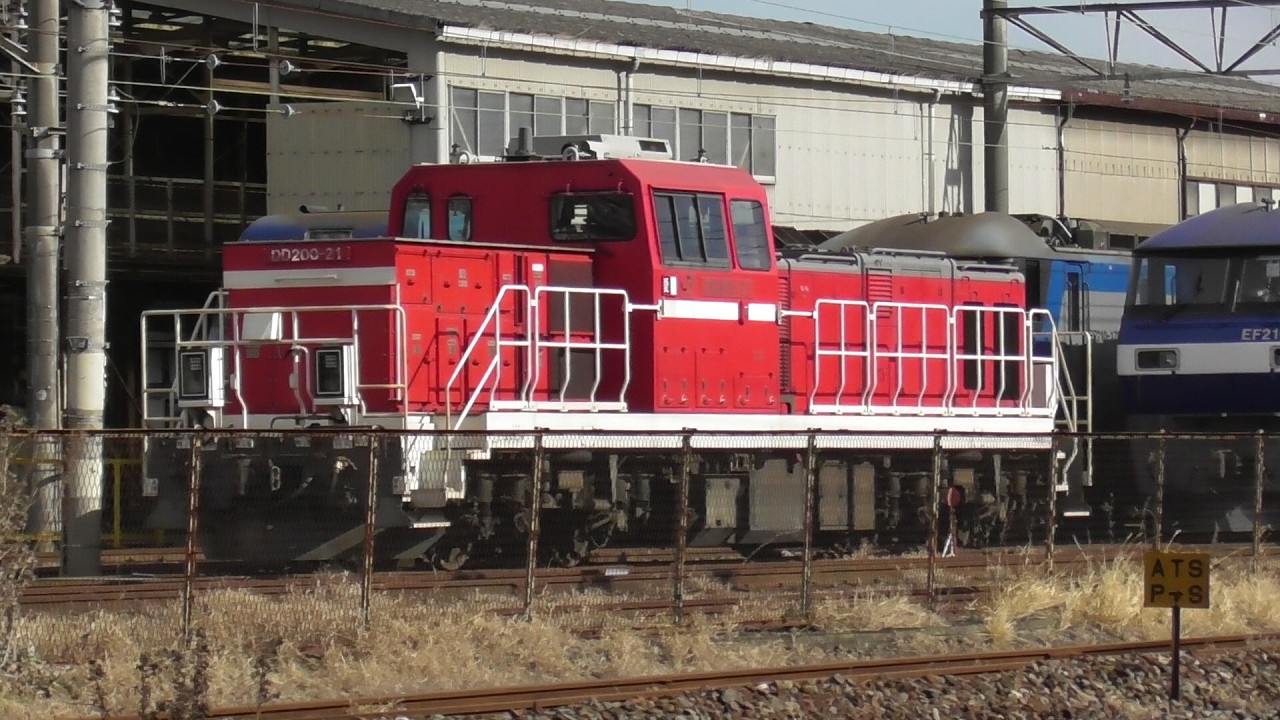 2026年1月29日　上越線内の大雪で留置中の デーゼル機関車 DD200-21 (無動力回送中)、疎開留置中の電気機関車 EF65 2066　JR貨物 高崎機関区