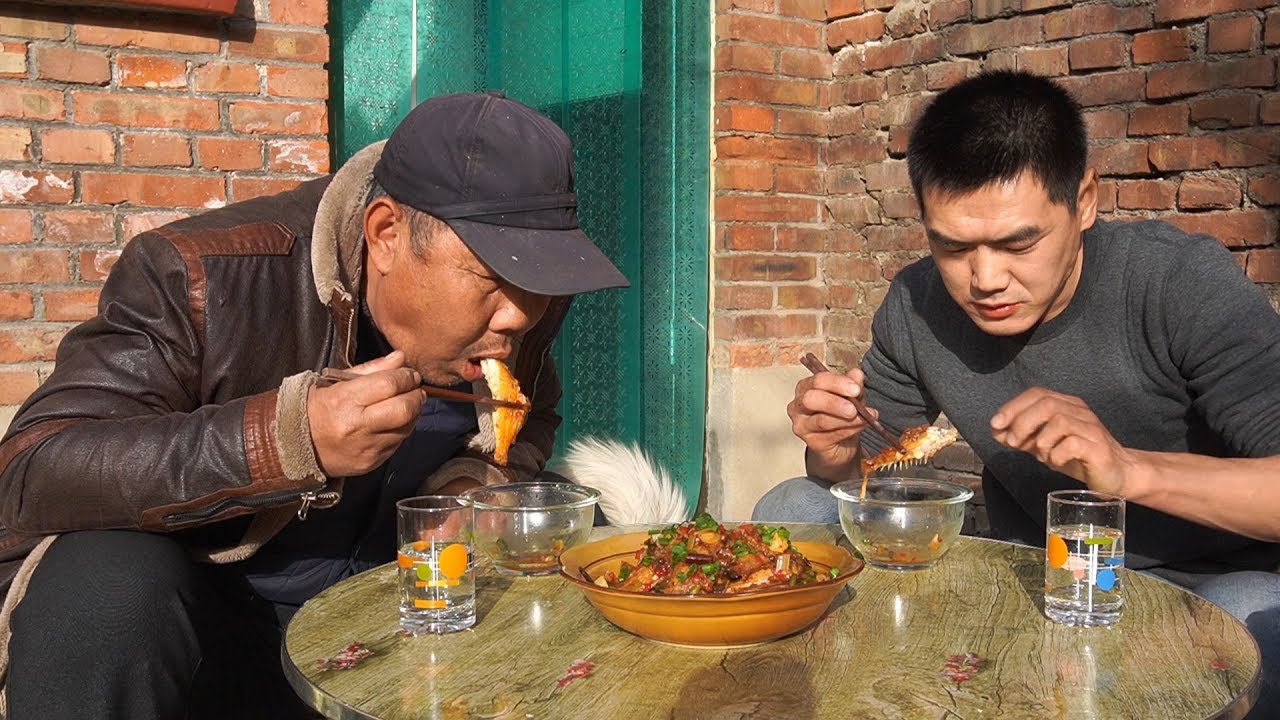 【食味阿远】阿远干烧两袋子“耗儿鱼”，大伯第一次吃这鱼，说鱼刺少，吃着好 | Shi Wei A Yuan
