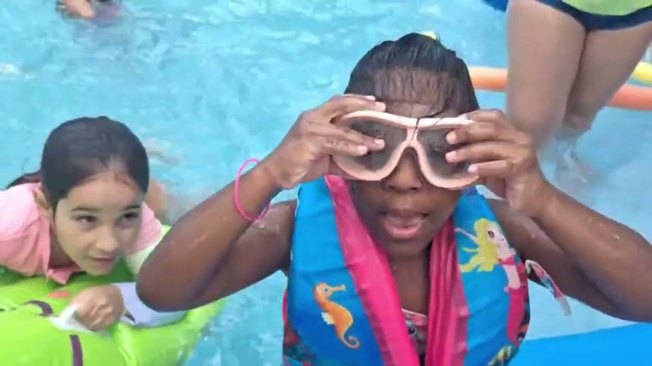 Confira como foi a Festa Infantil na Piscina dos Gêmeos Mariah e Nicolas com a Isabele