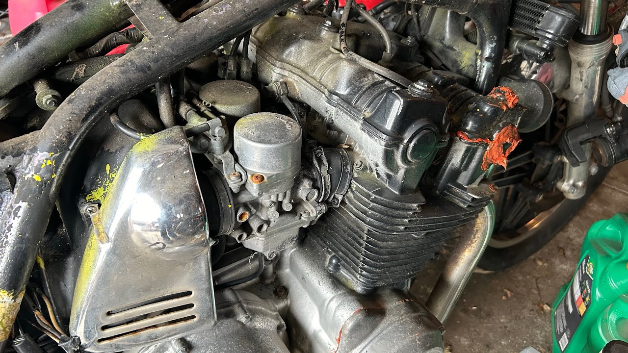 День 2. Снятие карбюратора. Осмотр грязного старого кастомного проекта Honda CB900C 1981 года.