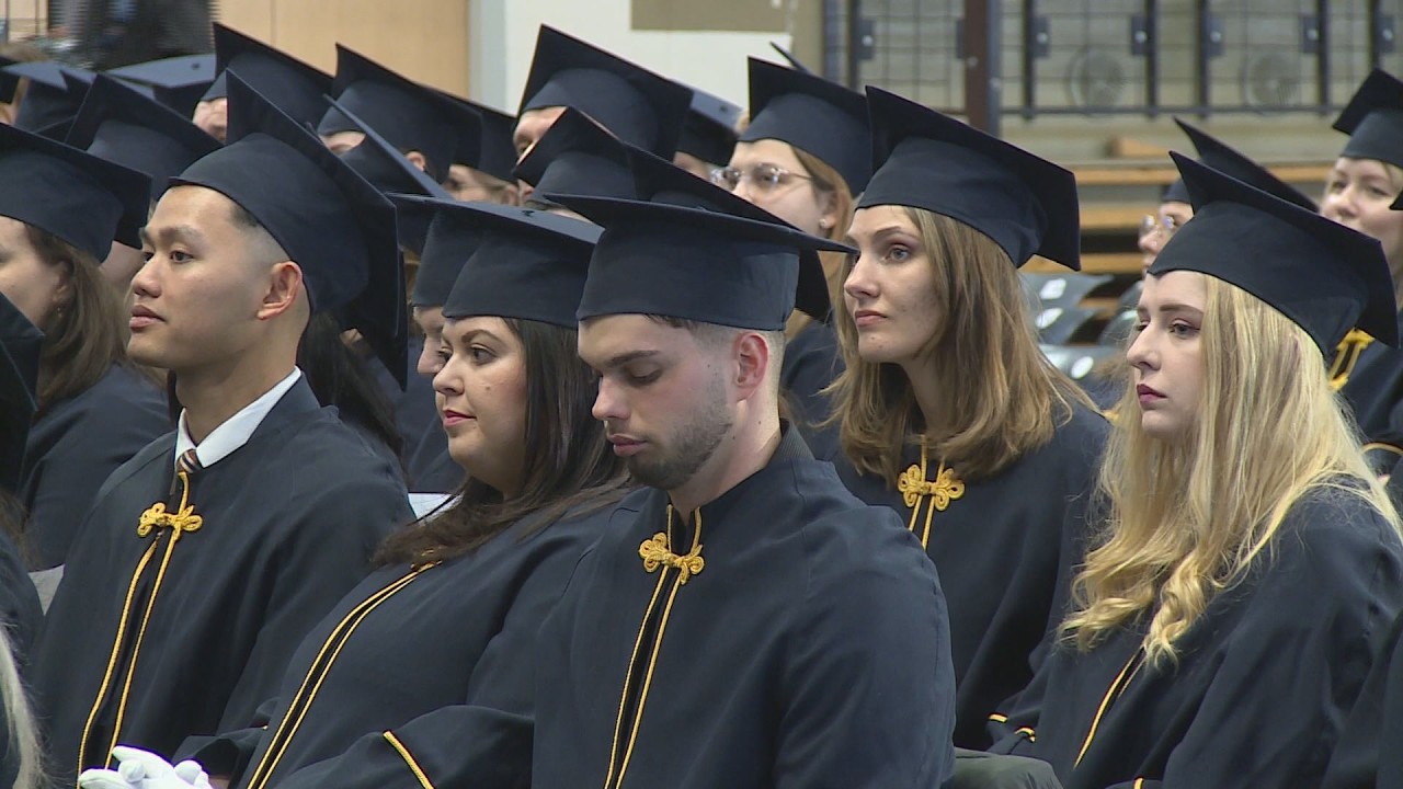 Tripla diplomaosztó az egyetemen