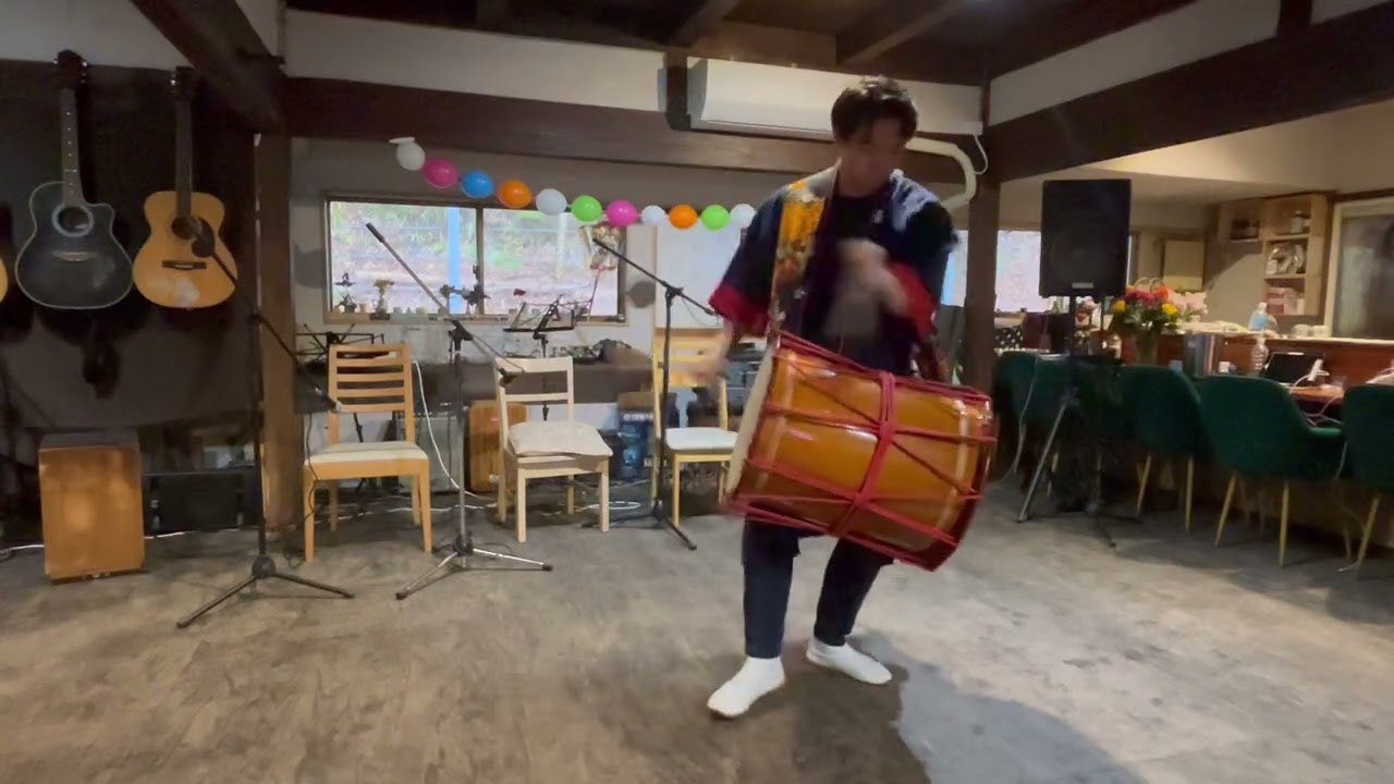 森カフェのライブで和太鼓のカンタがデンツクします。デンツク、デンツク、デンデンツクツク、デンツク