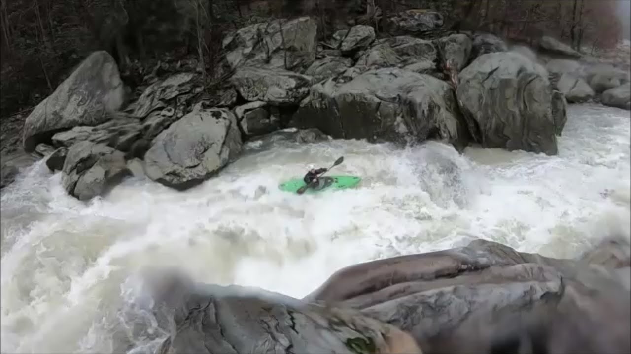 Kayaking Pigeon River Dries in North Carolina level around 900 cfs