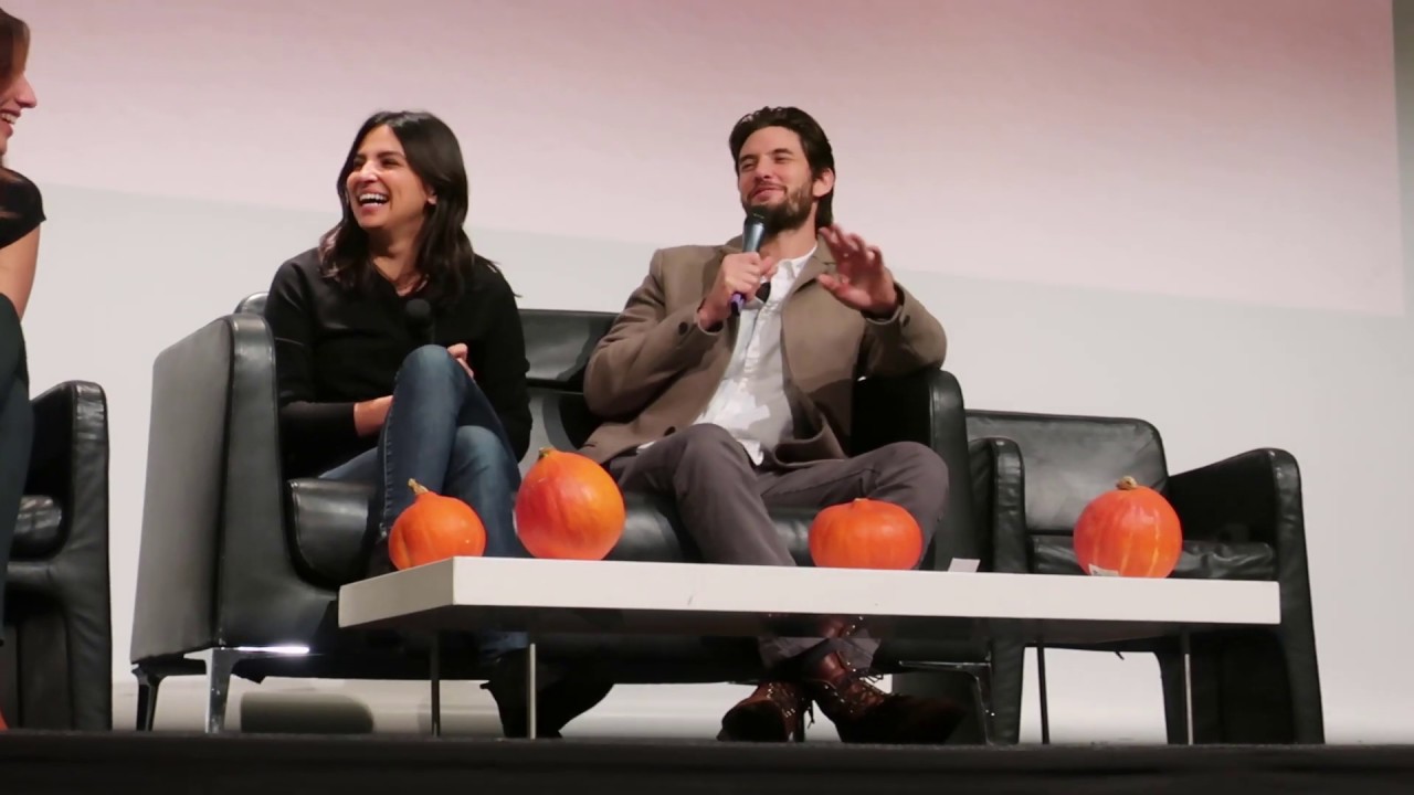 Floriana Lima essaye de convaincre Ben Barnes de chanter