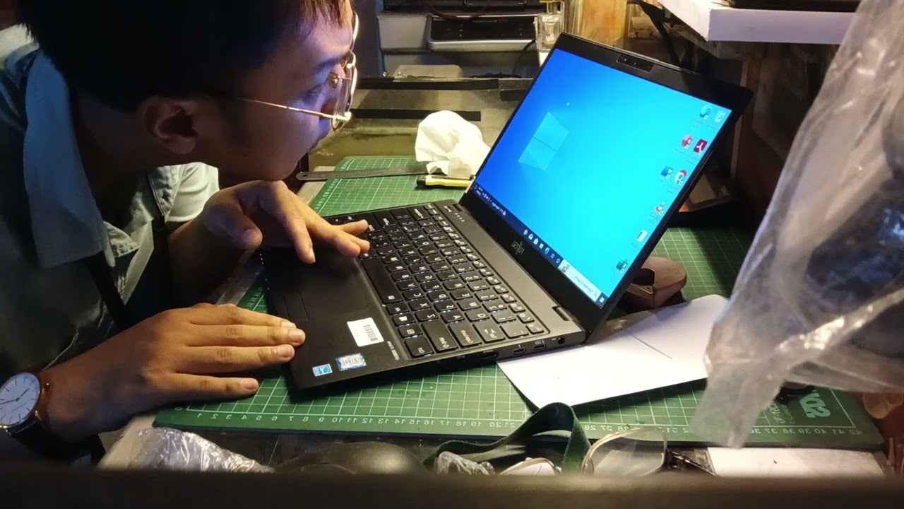 Unboxing FUJITSU Notebook LIFEBOOK U939 from The Seller Called 