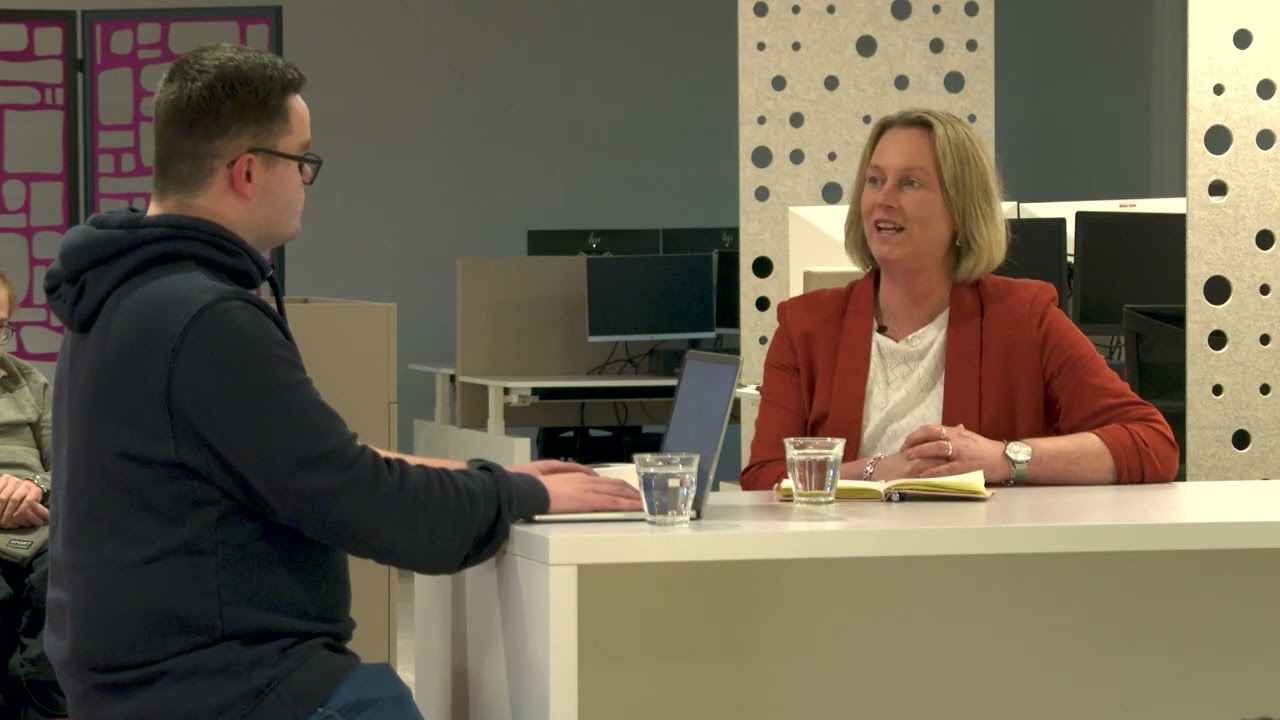 Nicole haalt telefoon en laptop op bij Media-Team