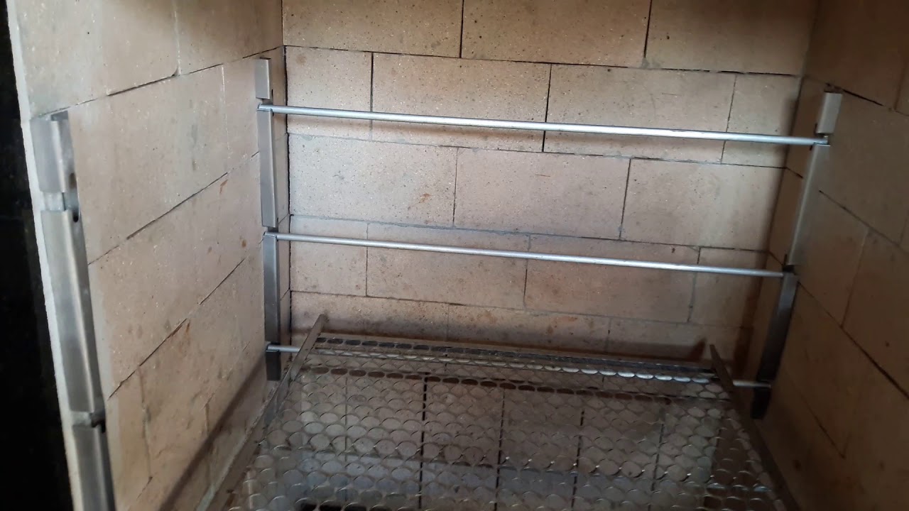 suporte de churrasqueira para espetos e grelhas.
