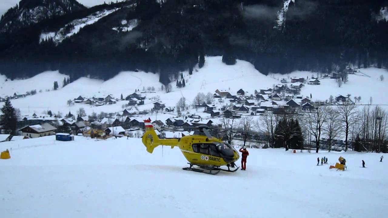 Christophorus 14 (ÖAMTC) in der Skiregion Dachstein West, Gosau am 25.12.2011