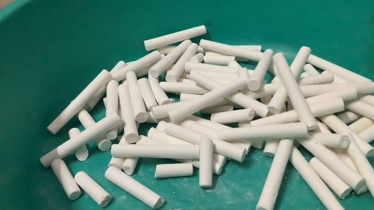 Playing with chalk and crushing 