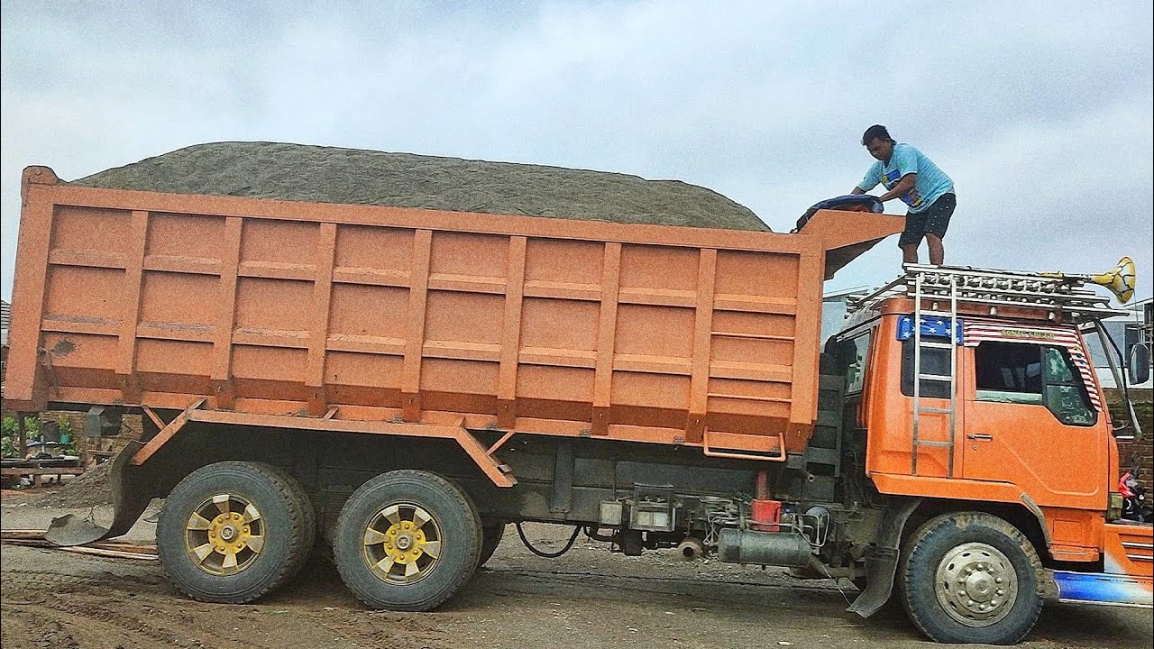 Dump Truk FUSO Tronton Jomplang Full Muatan Pasir Putih
