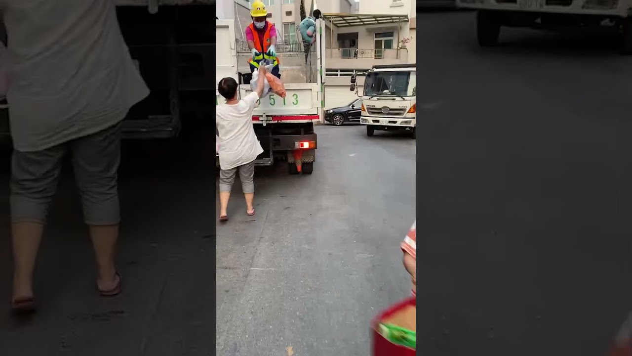自己丟垃圾跟回收 我家有垃圾車迷 看到垃圾車來像看到電影明星一樣