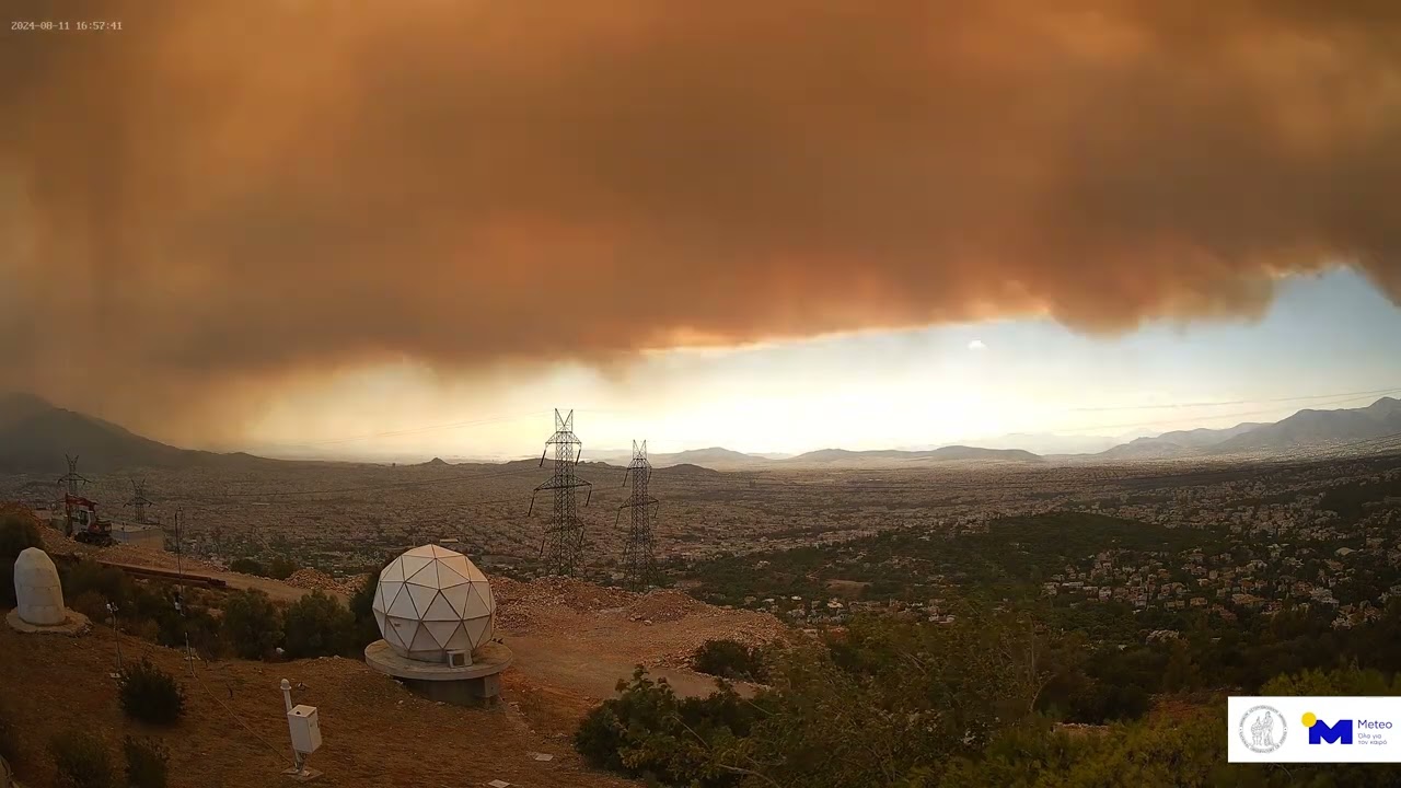 Meteo.gr: Ο καπνός από τη φωτιά στον Βαρνάβα Αττικής όπως καταγράφηκε από τις κάμερες της Πεντέλης