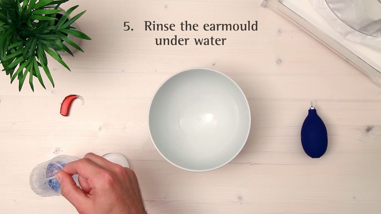 How to clean a hearing aid with an earmould
