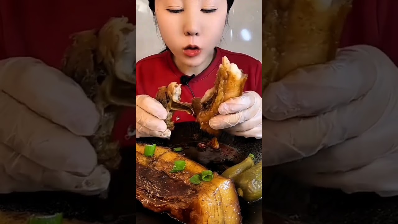 Eating delicious juicy fatty pork Asmrfood eating pork meat #asmrvideo #ytshorts