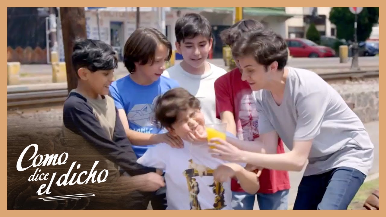 Lucas salva a un niño que es golpeado en la calle | Como dice el dicho 1/5 | Más vale un hermano