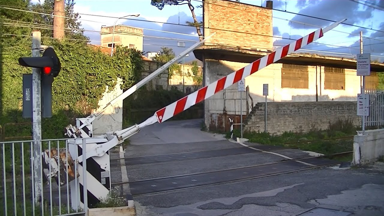 Spoorwegovergang Nola (I) // Railroad crossing // Passaggio a livello