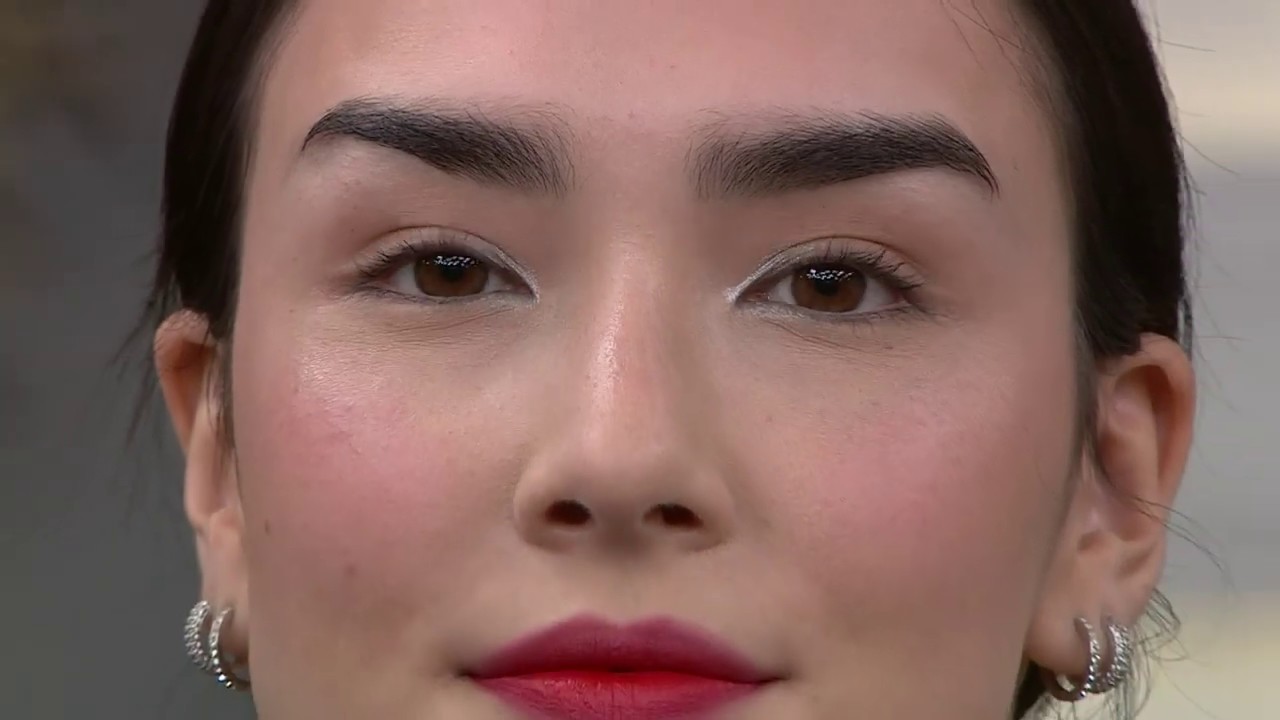Your trendy 'blurred lip' makeup tutorial