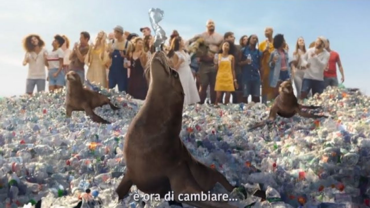 L'irriverente video di Sodastream contro la plastica usa e getta
