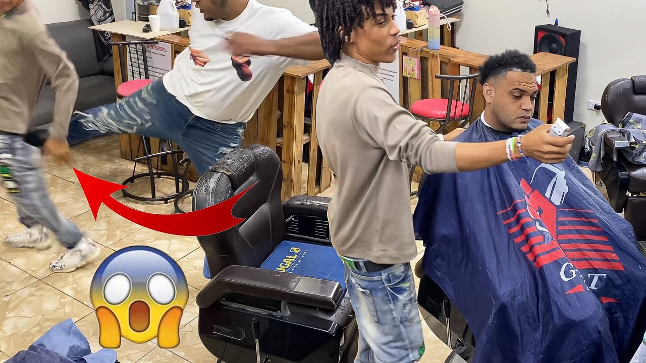 DOBLE CARA SE QUILLA FEO Y LE ENTRA A PATADAS A ÉL BARBERO   (cámara oculta)