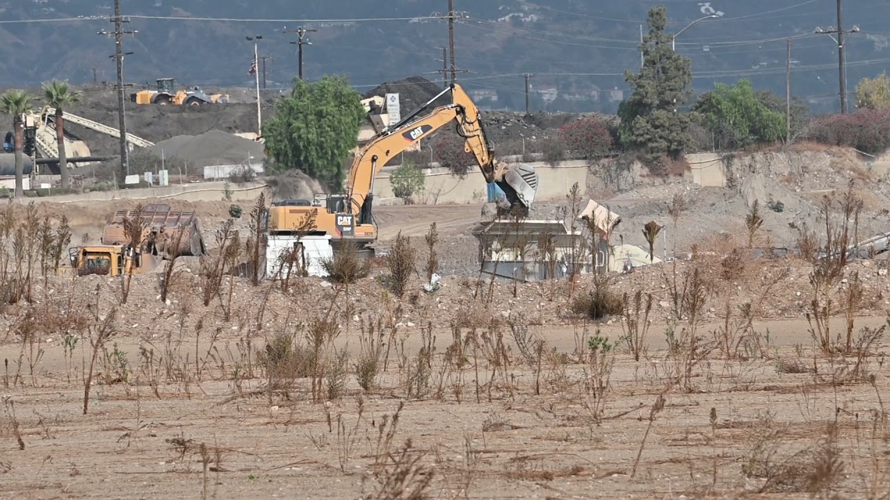 Caterpillar 349 Large Excavator dumping rocks into jaw crusher #shorts #postmymachine