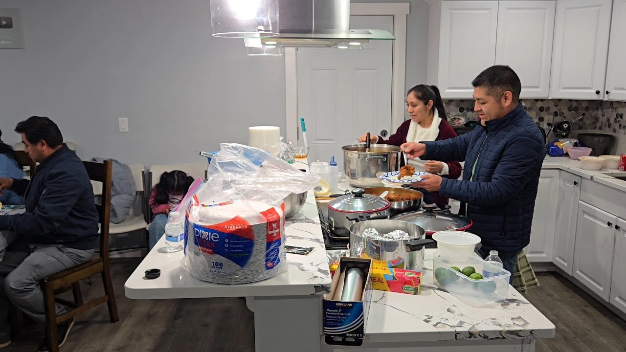Seguimos en la fiesta disfrutando de estos alimentos que Dios nos a dado para comer en este día 