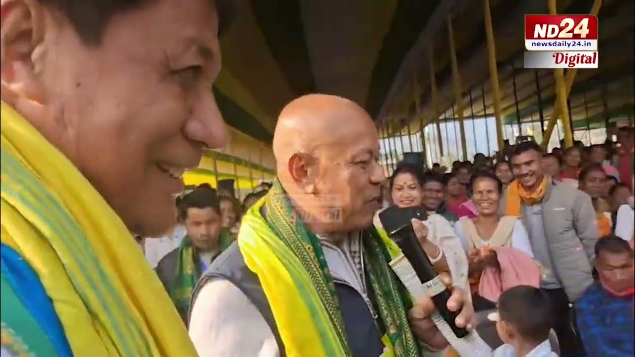 হাতত মাইক্ৰ'ফোন লৈ জনসভাৰ মঞ্চৰ পৰা নামি গ'ল হাগ্ৰামা মহিলাৰী...