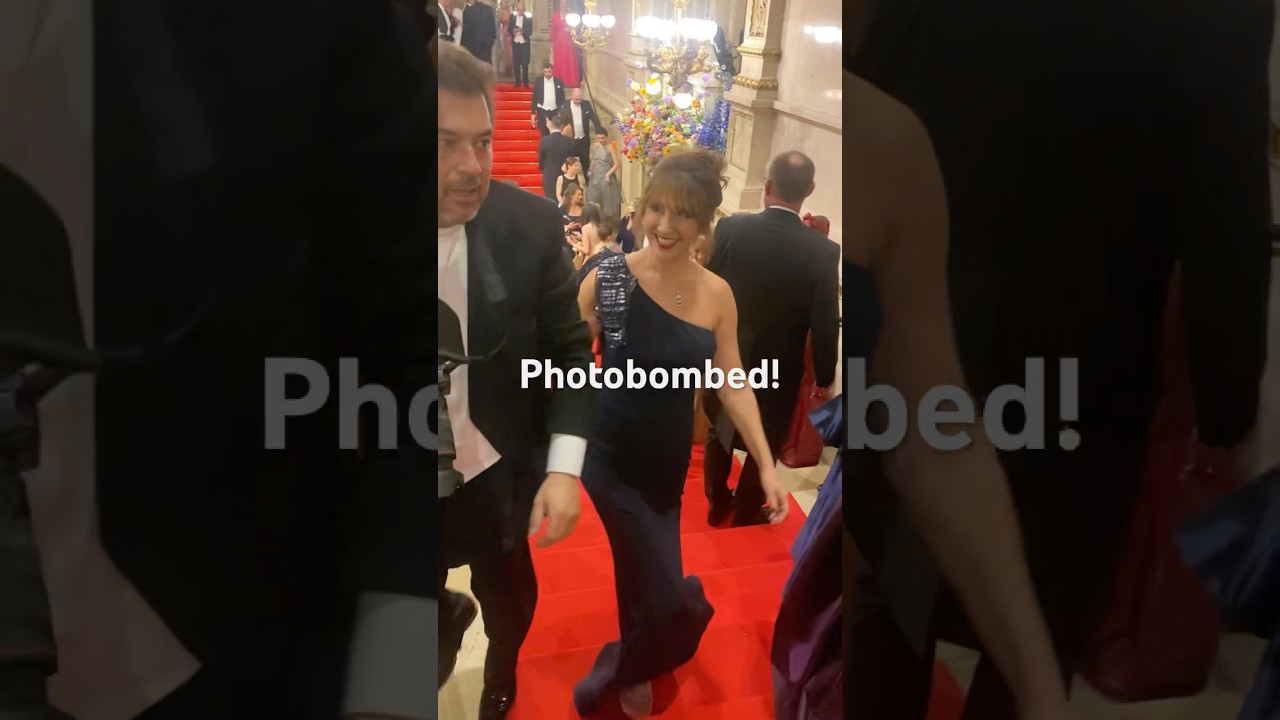 Funny moment I&rsquo;m photobombed by paparazzi on the red carpet! (Vienna Opera Ball)