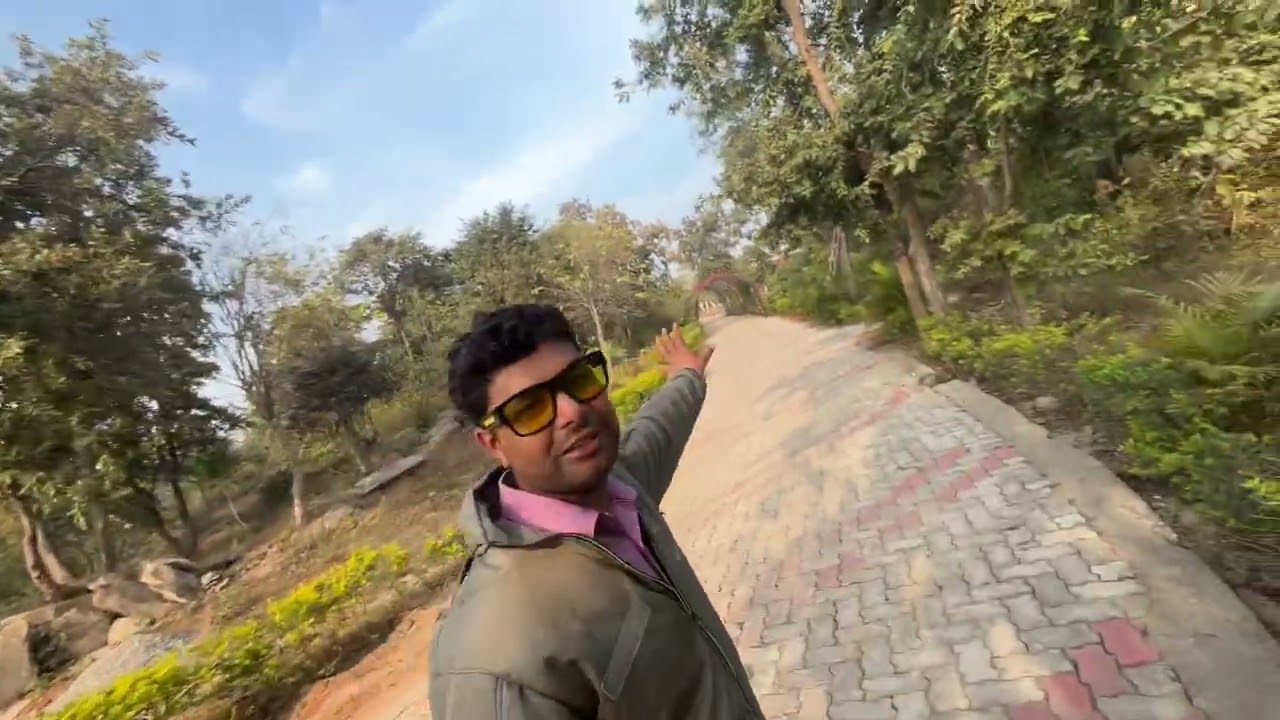 Pahadi k niche bahut bda park😎🥰 #travel #pahadilifestyle #vlogging 