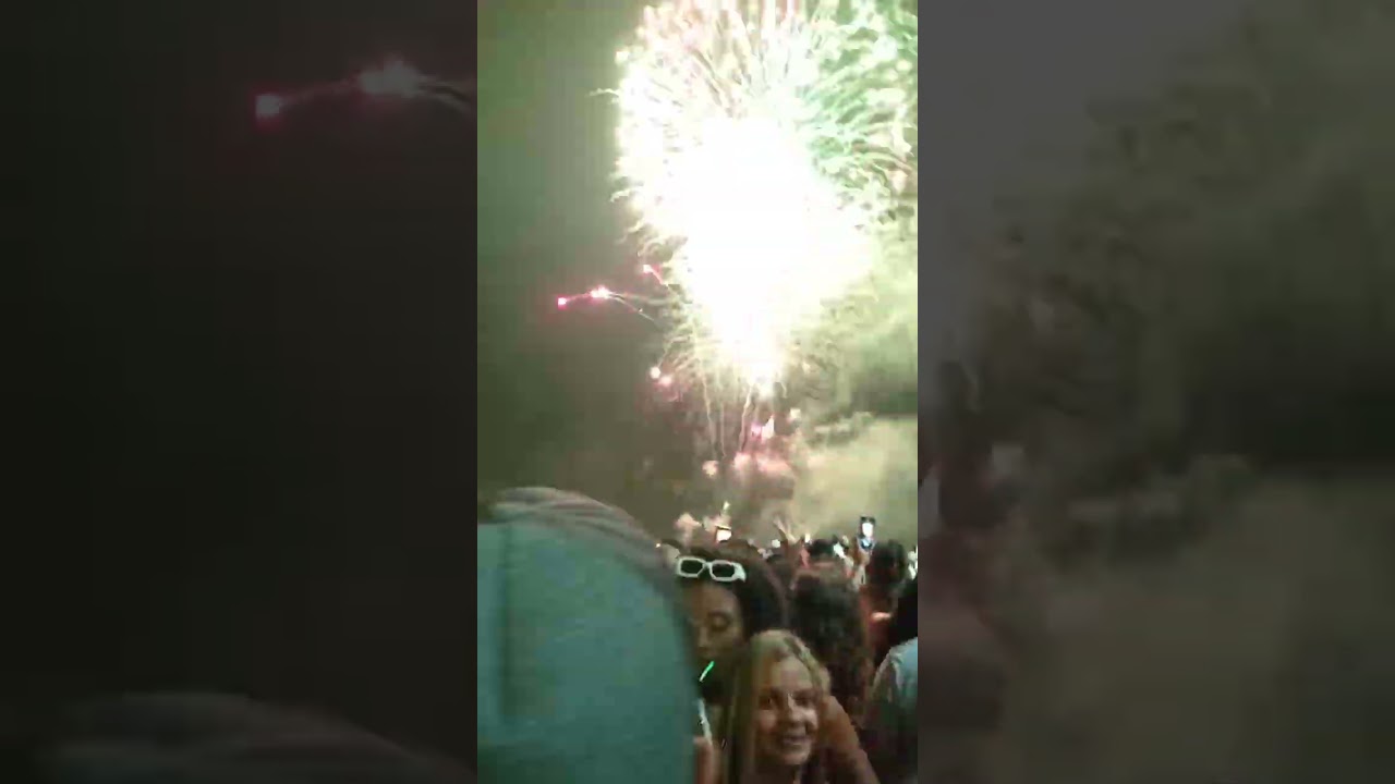 Réveillon 2023: Linda queima de fogos na praia de Jacaraípe Serra ES